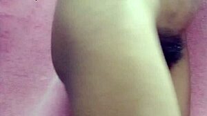 Desi Indian teen reveals amazing pussy and boobs in indoor clip.
