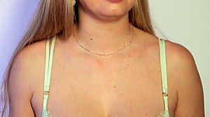 Beauty Masturbates Intensely Live On Stage