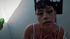 NINFETINHA INOCENTE MASTURBA E DEIXA SAFADO COM PICA DURA PRONTO PRA METER!!