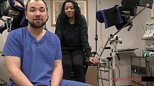 पेटाइट ब्रूनेट यास्मीन वुड यूनिवर्सिटी फिजिकल के लिए टैम्पा में स्प्रेड करती है