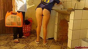 dona de casa casada paga técnico de máquina de lavar com a buceta