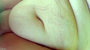 سمينة تستمتع باللعب الطيني الجنسي في الهواء الطلق