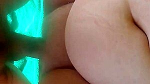 سمينة تستمتع باللعب الطيني الجنسي في الهواء الطلق