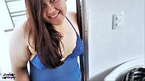 Mi Vecina Aburrida Me Da Una Mamada Gratis en el Pasillo y en el Balcon