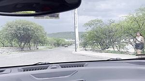 Subo al carro a desconocida culona que esperaba su taxi