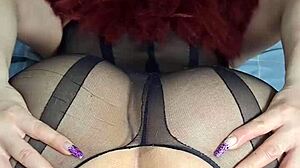 hermosa pelirroja tetona folla su gran culo con consolador para squirt delicioso