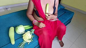 देवर bhabhi को homemade session में pussy में cucumber डालते हुए catch करता है