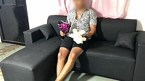 Mientras espero a mi novia la suegra se pone muy cachonda con sus grandes atributos