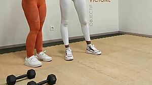 on baise le coach sportif avec ma pote