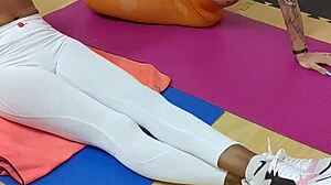 on baise le coach sportif avec ma pote