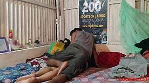 यंग बंगाली वाइफ ऑफिशियल वेबकैम चुदाई में डॉगीस्टाइल फिंगरिंग के लिए झुकी