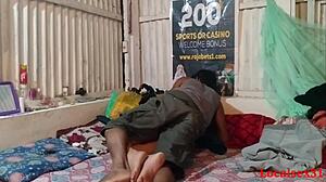 यंग बंगाली वाइफ ऑफिशियल वेबकैम चुदाई में डॉगीस्टाइल फिंगरिंग के लिए झुकी