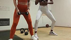 on baise le coach sportif avec ma pote