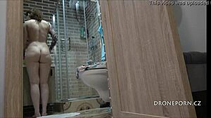 아름다운 타투 틴 페트라가 욕실에서 하는 거 봐!