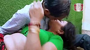 Savita Bhabhi horny jadi liar dalam sesi jilat panas.