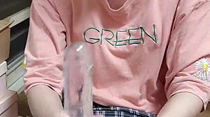 Me love watchin Ting Xuan suck dildo... so hot!