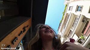 Osmnáctiletá mladá si mokří píču na veřejném WC