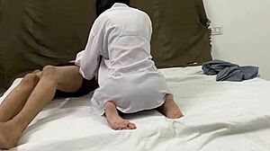 Nevlastní sestra se v noci svleče a vyleze na mě