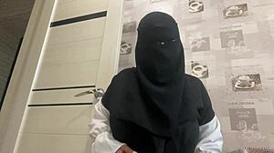 Syrian Milf In Wet Panties Gives Handjob Massage