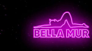 Hot Exhibitionist Masturbates on Public Beach