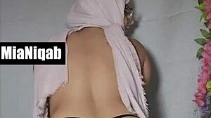 Mia Niqab gives blowjob and deepthroat