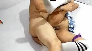 Dulce jovencita colegiala es grabada follando le gusta la verga dura por su vaginita