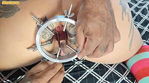 Em uma brincadeira de adultos uma das amiga prepara um cu para ser fodido e massacrado