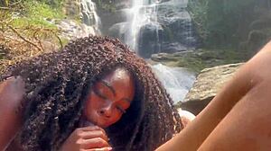 Deusa De Ébano Dando A Bucetinha Em Público Na Cachoeira