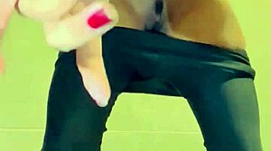 greluda ama uma chupada bem dada nos peitos ao ar livre