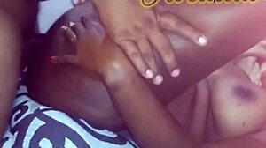 Preta gemendo gostoso com o meu pau no rabo