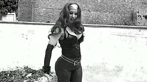 Pornstar Savana Striptease Twerking Horny in Empty