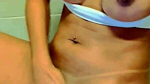 greluda ama uma chupada bem dada nos peitos ao ar livre