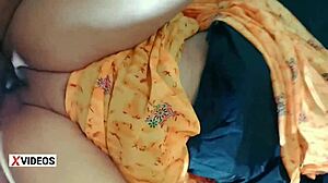 बहुत गर्म और हॉर्नी हाउसवाइफ को उसके बॉयफ्रेंड रैंच पर चोदता है