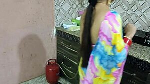 Indian bhabhi kitchen mein devar se pehli baar doggystyle ke liye jhuki!