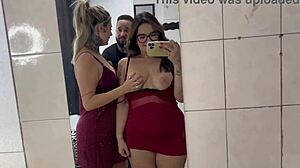 Minha meia-irmã Bianca chegou do interior, eu peguei ela se masturbando na frente do espelho no meu quarto, não aguentei e peguei ela de jeito com meu meio-irmão.