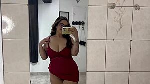 Minha meia-irmã Bianca chegou do interior, eu peguei ela se masturbando na frente do espelho no meu quarto, não aguentei e peguei ela de jeito com meu meio-irmão.