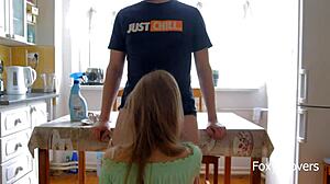 Geneukt mijn huisgenoot op de tafel twee keer 😍