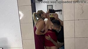 Minha meia-irmã Bianca chegou do interior, eu peguei ela se masturbando na frente do espelho no meu quarto, não aguentei e peguei ela de jeito com meu meio-irmão.