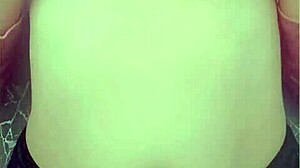 Tämä nuori 18+ tyttö näyttää neitsyt tissinsä ja persettään perversseille kuten sinulle