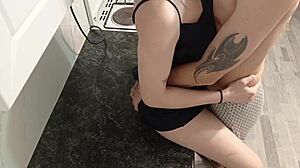 Sexy pelirroja es follada por el culo