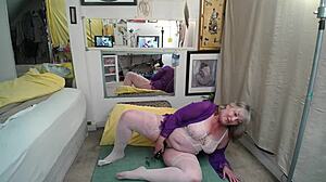 beauty dawnskye1962 worships henny's big black cock passionately