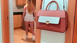 teen teniendo sexo en la cocina con un gordo con suerte