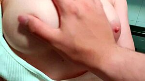 teen teniendo sexo en la cocina con un gordo con suerte