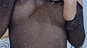 Chica Sexy Se Mete Los Dedos Y Se Folla El Coño Con Una Gran Berenjena