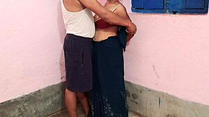 हॉट इंडियन स्टीपमॉम स्टीपसन और फ्रेंड द्वारा चूत और गांड में चोदी जाती है