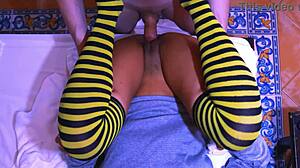 La secretaria seduce al jefe casado en su oficina despues del trabajo mientras su esposa esta en una clase de pintura