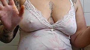 Pregnant woman shows off her big ass