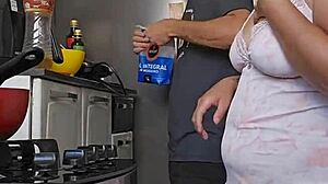 Pregnant woman shows off her big ass