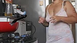 Pregnant woman shows off her big ass