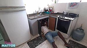 encanador negro fode a patroa nicoly mattos na pia da cozinha com doggystyle